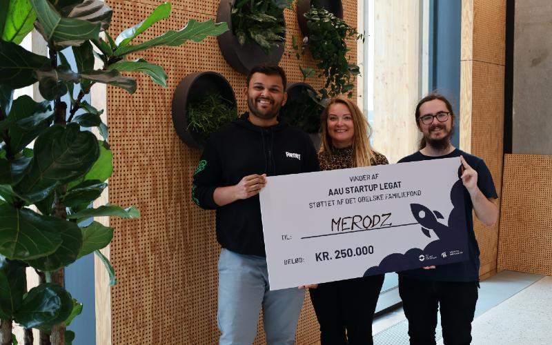 Merodz Dinar Amar Jadhav, Judi Simonsen og Samuel Howell viser deres AAU Startup Legat frem